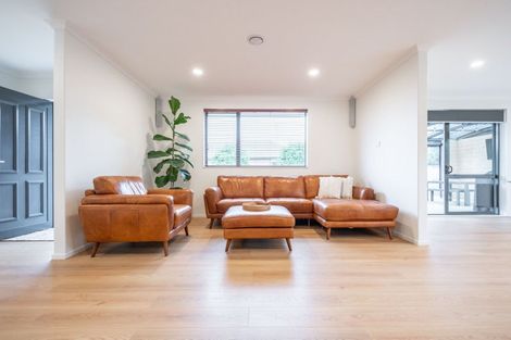 Photo of property in 1/10 Abergeldie Way, Cambridge, 3434