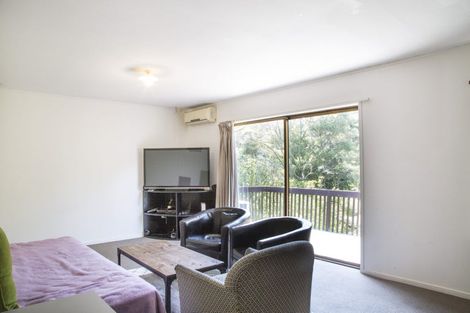 Photo of property in 58 Easton Park Parade, Glenfield, Auckland, 0629