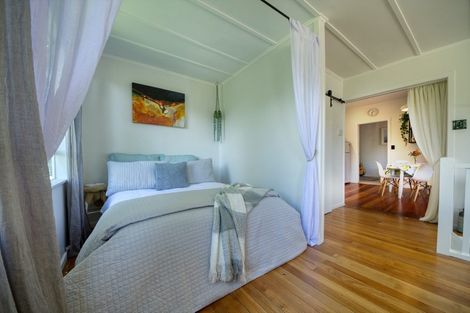 Photo of property in 16 Sylvan Glade, Piha, New Lynn, 0772