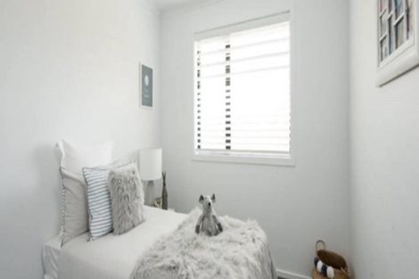 Photo of property in 16 Vogwill Road, Kumeu, 0810