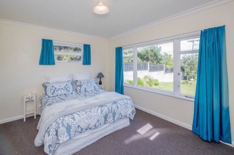 Photo of property in 35 Rangihiroa Street, Waikanae Beach, Waikanae, 5036