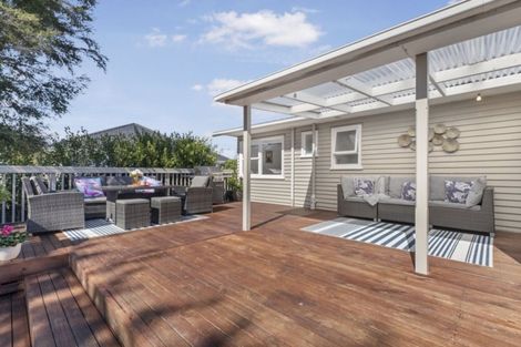 Photo of property in 24 La Rosa Street, Green Bay, Auckland, 0604