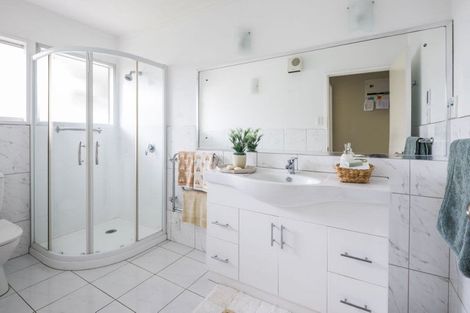 Photo of property in 12 Wilfred Street, St Andrews, Hamilton, 3200