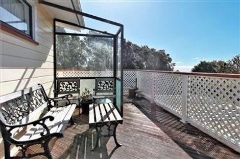 Photo of property in 2 Bancroft Terrace, Newlands, Wellington, 6037
