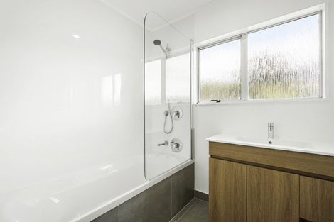 Photo of property in 2/8 Thistledew Place, Bayview, Auckland, 0629