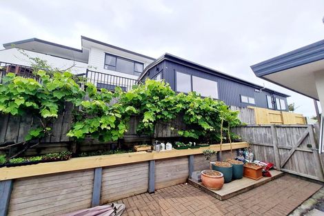 Photo of property in 31 Mandeville Place, Unsworth Heights, Auckland, 0632