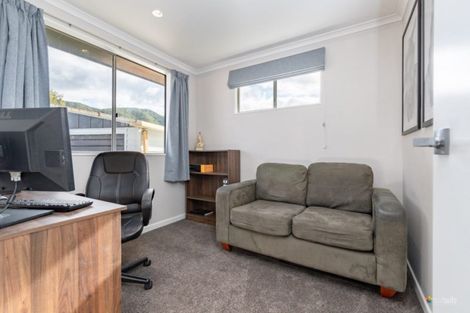 Photo of property in 18 Omaha Grove, Totara Park, Upper Hutt, 5018