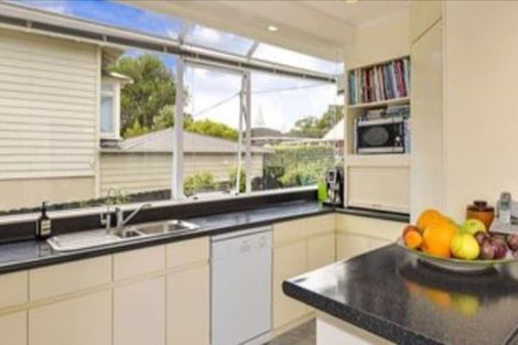 Photo of property in 11 Otakau Road, Milford, Auckland, 0620