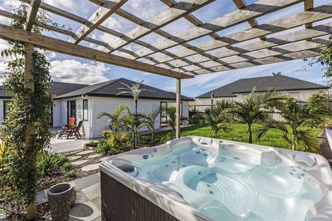Photo of property in 3 Lewis Younie Road, Kumeu, 0810