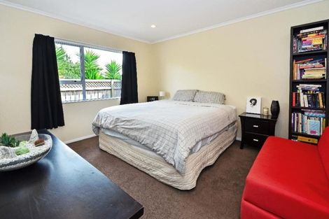 Photo of property in 22 Perotti Place, Conifer Grove, Takanini, 2112