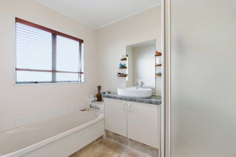 Photo of property in 8 Webb Place, Papamoa Beach, Papamoa, 3118