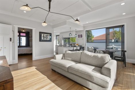 Photo of property in 52 Wainui Avenue, Point Chevalier, Auckland, 1022