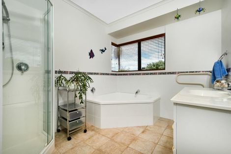 Photo of property in 11 Rosetti Rise, West Harbour, Auckland, 0618