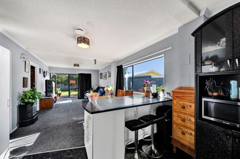 Photo of property in 84 Pioneer Road, Moturoa, New Plymouth, 4310
