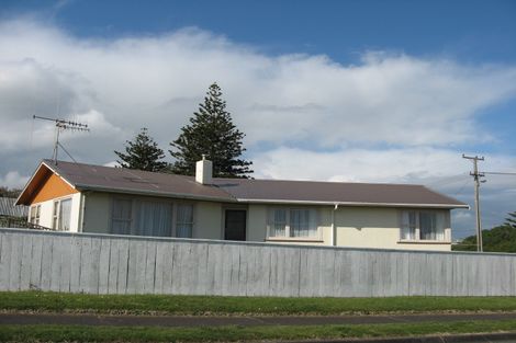 Photo of property in 2 Omori Place, Castlecliff, Whanganui, 4501
