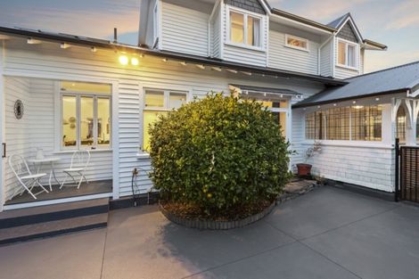 Photo of property in 33 Saint Andrews Square, Strowan, Christchurch, 8052