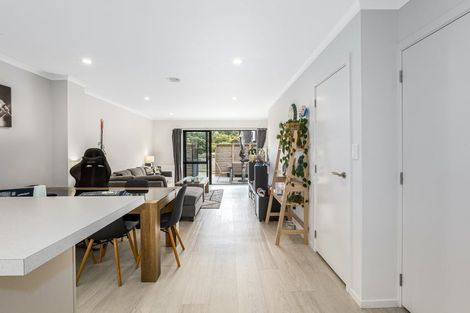 Photo of property in 7/9 Surrey Street, Tawa, Wellington, 5028