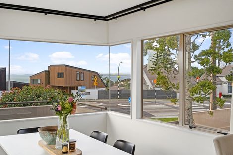 Photo of property in 210 East Coast Road, Forrest Hill, Auckland, 0620