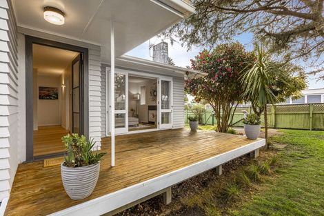 Photo of property in 2 Beazley Place, Glendene, Auckland, 0602