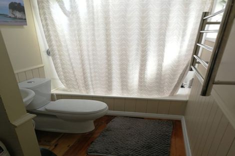 Photo of property in 180 Sutherland Road, Lyall Bay, Wellington, 6022