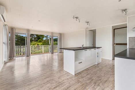 Photo of property in 98 Wade River Road, Stanmore Bay, Whangaparaoa, 0932