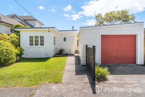 Photo of property in 6 Te Whiti Grove, Korokoro, Lower Hutt, 5012