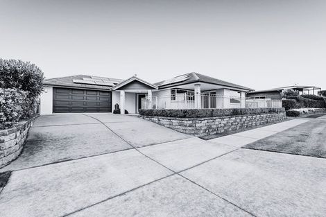 Photo of property in 6 Saint Andrews Parkway, Waiwhakaiho, New Plymouth, 4312