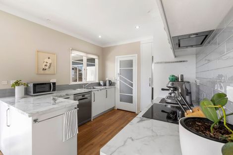 Photo of property in 157 Mangorei Road, Merrilands, New Plymouth, 4312