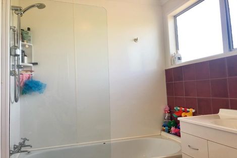 Photo of property in 4 Holloway Road, Omata, New Plymouth, 4374