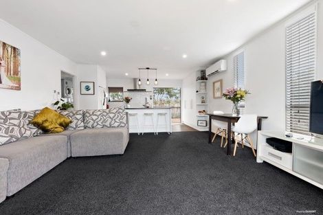 Photo of property in 1/9 Vardon Road, Green Bay, Auckland, 0604