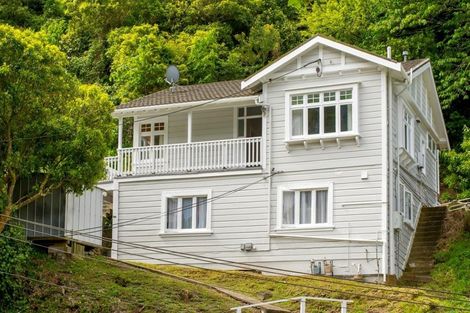 Photo of property in 10 Governor Road, Northland, Wellington, 6012