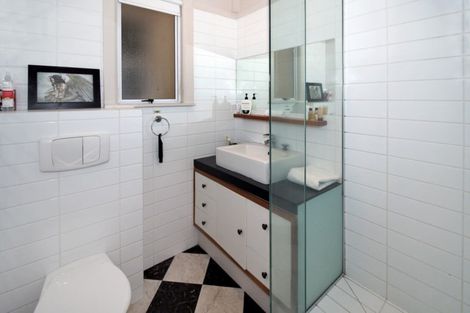 Photo of property in Devonport Apartments, 5/127 Saint Aubyn Street, New Plymouth, 4310