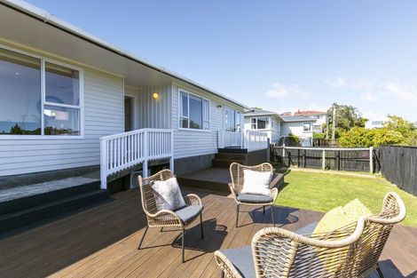 Photo of property in 27 Brooker Grove, Newlands, Wellington, 6037