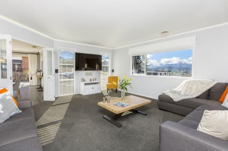 Photo of property in 32 King Charles Drive, Kingsley Heights, Upper Hutt, 5018