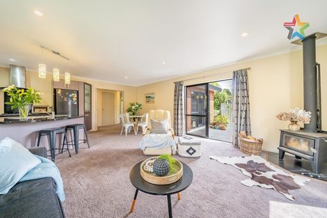 Photo of property in 5 Maru Street, Stokes Valley, Lower Hutt, 5019