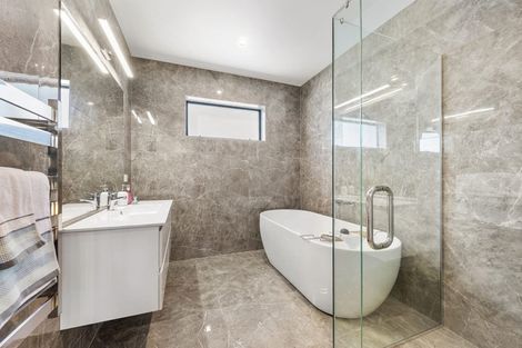 Photo of property in 17 Promontory Crescent, Newlands, Wellington, 6037