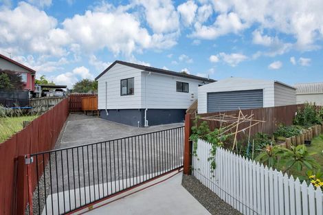 Photo of property in 2/81 Harmel Road, Glendene, Auckland, 0602