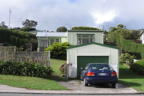 Photo of property in 18 Chapman Street, Newlands, Wellington, 6037