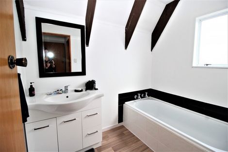 Photo of property in 11 Ross Street, Woodville, 4920