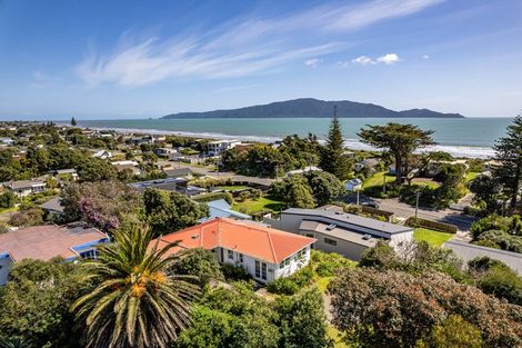 Photo of property in 4 Rangihiroa Street, Waikanae Beach, Waikanae, 5036