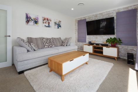 Photo of property in 82 Queen Charlotte Drive, Aotea, Porirua, 5024