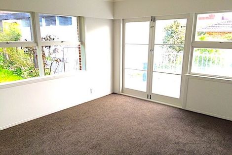 Photo of property in 9 Seaview Road, Castor Bay, Auckland, 0620