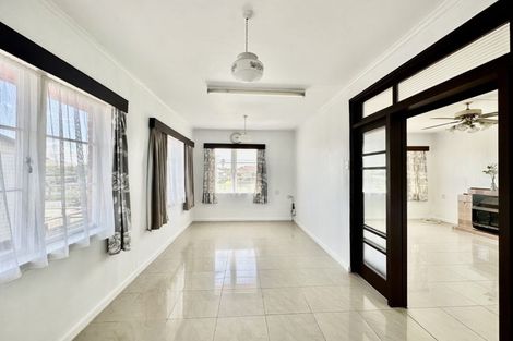 Photo of property in 15 Seddon Avenue, Papatoetoe, Auckland, 2104