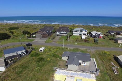 Photo of property in 35 Marine Parade South, Foxton Beach, Foxton, 4815