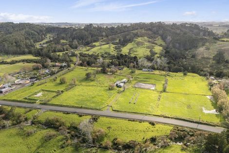 Photo of property in 320 Pine Valley Road, Dairy Flat, 0992