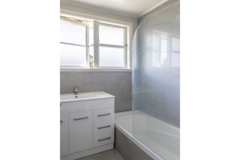 Photo of property in 31 Douglas Crescent, Fairfield, Hamilton, 3214