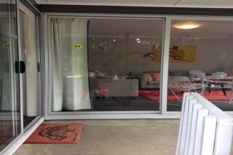 Photo of property in 31 Staincross Street, Green Bay, Auckland, 0604