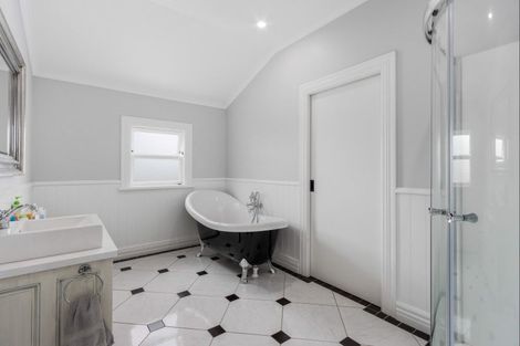 Photo of property in 11 Colenso Avenue, Hospital Hill, Napier, 4110