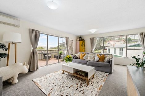 Photo of property in 10 Pimlico Place, Newlands, Wellington, 6037