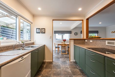 Photo of property in 52 Grays Road, Plimmerton, Porirua, 5026